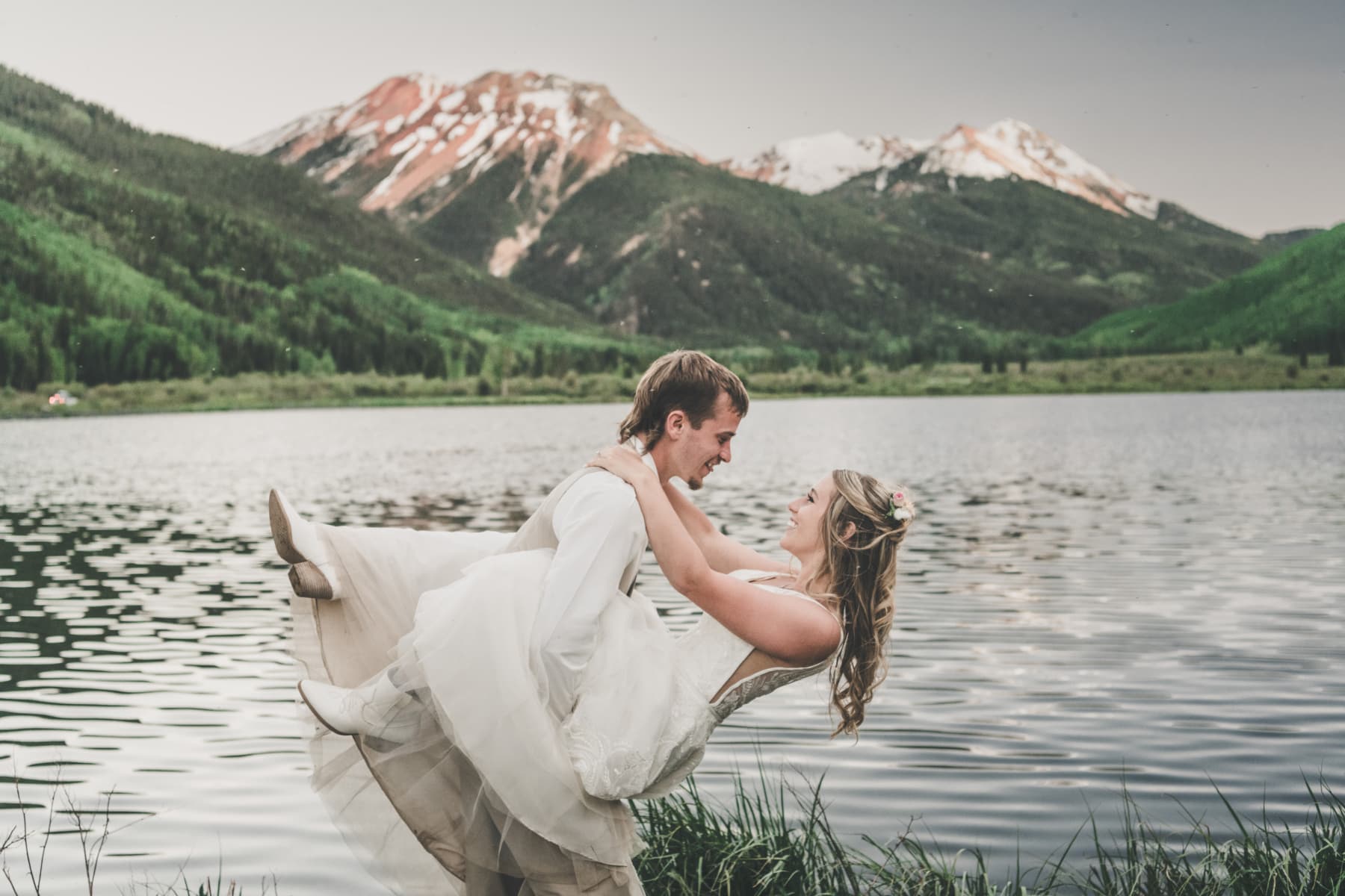 Intimate Ouray ceremony with alpine backdrop
